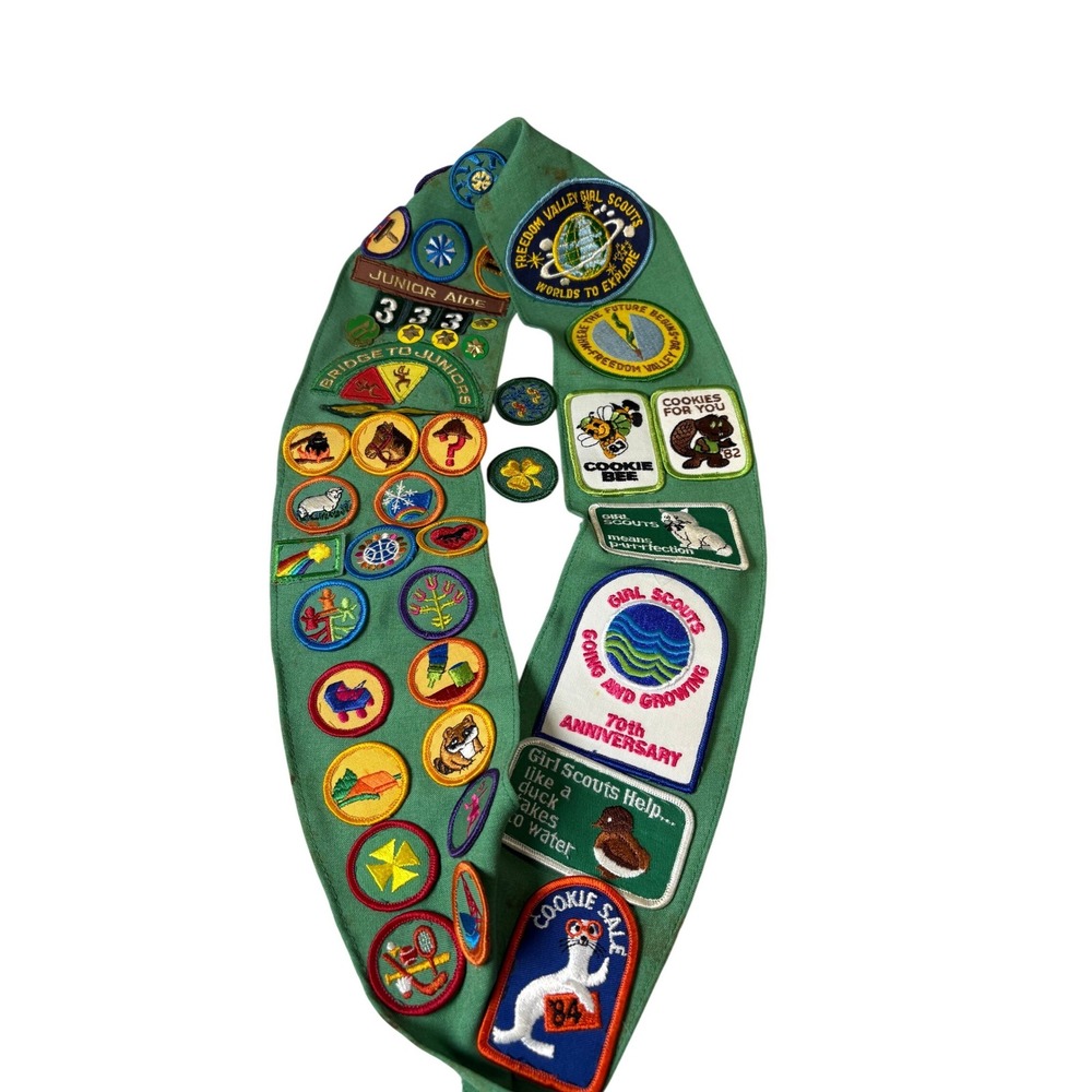 Vintage‎ Girl Scouts Junior Sash Green with 1980s Patches Pins Troop 333 GSA